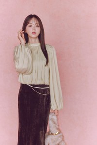 森香澄さんが纏うCOCO DEALホリデーコレクション／BLOUSE ¥9900/ SKIRT ¥12100