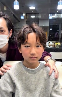 カットとカラーを終えた直後の仕上がりショット。落ち着いた表情の中に、新しいヘアスタイルへの満足感がにじみます／横井拓徹さん（@yokkoi_beautician）提供