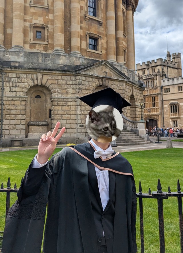 オックスフォード大で修士号を取得したしのさん（しのさん提供）