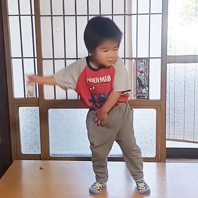 21.8万いいね！（6月9日時点）となったデビュー動画。真剣な顔つきと細かすぎる動きにみんなが「かわいい！」と熱狂（画像：重松さんインスタグラムより）