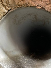 側溝の中はツルツルした素材の塩ビパイプでつながっていたという（プロアニマルレスキュー隊の浦川さん提供）