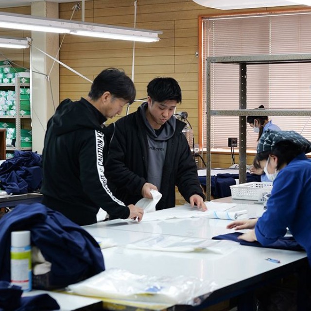 2代目の父と。「叱られることもありますが、理由があっての注意だとわかります。社長としても父としても尊敬しています。まだまだ追いつけません」（画像提供：吉﨑じゅんさん）