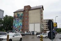 集合住宅の側面に描かれた「空気をきれいにする壁画」=2024年4月25日、ルーマニア北部バカウ、荒ちひろ撮影