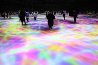 膝下くらいまで水の中に入るインスタレーション