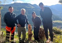 「噂の！東京マガジン」取材時、清水國明さんと＝2023年冬（写真提供：YouTubeチャンネル「小さな村で暮らす」さん）