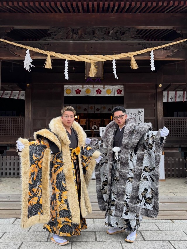 豪華なファー付き羽織袴で迎えた成人式当日の一枚（右）／Rikuさん提供