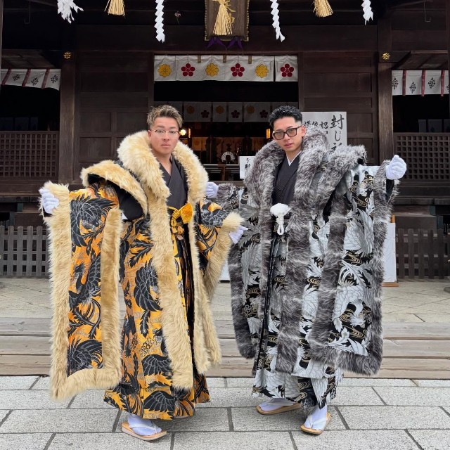 豪華なファー付き羽織袴で迎えた成人式当日の一枚（右）／Rikuさん提供