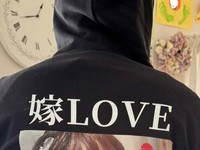夫が出張に着て行ったのは「嫁パーカー」／しる子さん（@shiru__ko2）提供＝画像をトリミングしています
