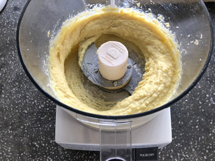 フードプロセッサーにサツマイモを入れて軽くまわし、豆乳を少しずつ加えながらなめらかなクリーム状になるまでまわす。（フードプロセッサーがない場合は、すり鉢で代用）