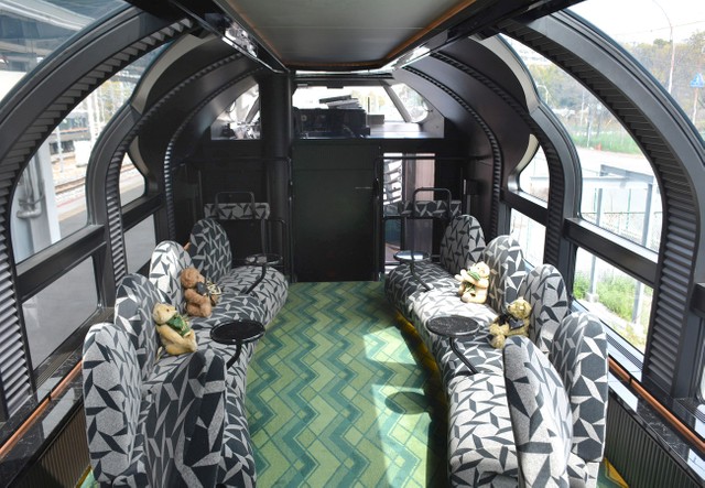 １０号車の展望車。ソファにはソーシャルディスタンス確保のため、テディベアが置かれている（トワイライトエクスプレス瑞風）
