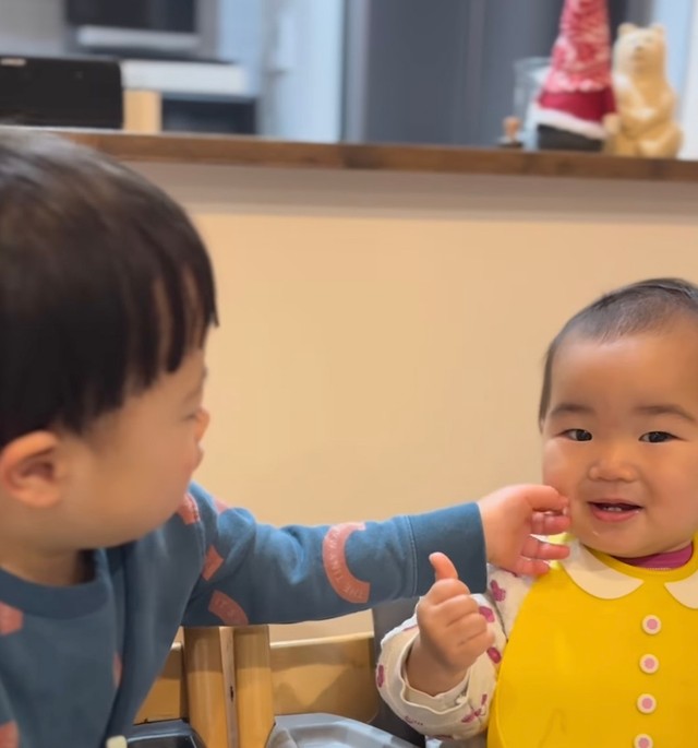 ごはん粒、とってあげるね！（提供：@paracamp_artさん）
