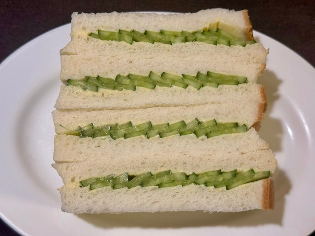 こちらが「人生最高のきゅうりサンド」、断面も美しい（画像提供：イナダシュンスケさん）