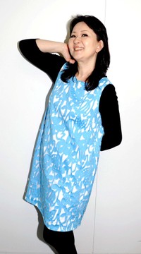 水色のチュニックを着こなす畑中葉子＝2016年