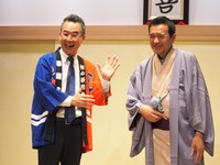 「神戸新開地・喜楽館」の支配人に就任したABC・伊藤史隆アナウンサー。右は三代目桂小春団治＝4月12日撮影