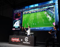 得点を決め、立ち上がって喜ぶ片寄涼太（中央左）と萩原利久