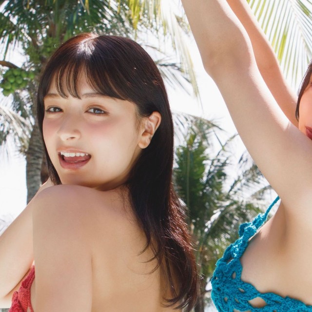 Erika（姉）と百瀬まりな（妹）の1st写真集　撮影：菊地泰久／（講談社）