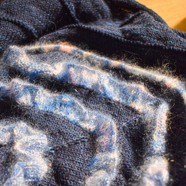 電車の中で編み進めていたショール／risaさん（@koalove_knit）提供