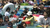 「楽しい楽しい楽しい」　連日の猛暑、プールは子ども連れで大盛況　岡山・倉敷市