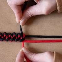 パラコードを編む　※画像はイメージです（rai/stock.adobe.com）