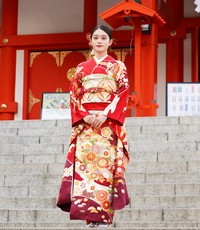 赤色の華やかな振り袖姿を披露する高石あかり（高ははしごだか）