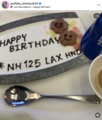 CAから贈られた誕生日を祝うデザートプレート（「ピンクの電話」清水よし子さんの公式インスタグラムから）