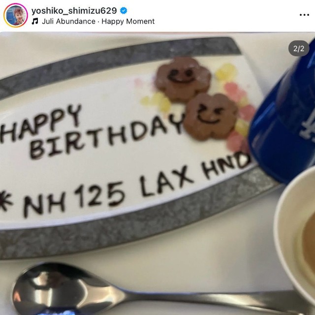 CAから贈られた誕生日を祝うデザートプレート（「ピンクの電話」清水よし子さんの公式インスタグラムから）