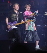 野村義男（左）と並んで熱唱する近藤真彦＝2024年