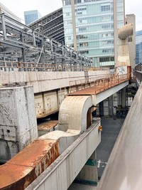 高架下に入るダクトが換気塔につながっています