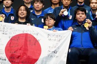 記念撮影する(左から)福田真澄監督、栗原悠輝、佐藤博希ら日本代表