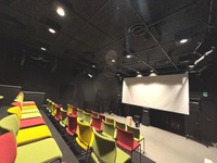 50席あるミニシアター「扇町キネマ」は、第七藝術劇場の監修で新旧、ジャンル問わず上映している。