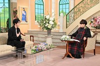 黒柳徹子さん（右）とトークを繰り広げる鈴鹿央士さん