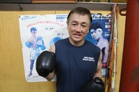 1994年日本タイトルマッチのポスターと同じポーズをしてくれた鈴木敏和さん＝神戸拳闘会