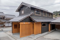 外装は焼杉と格子で整え、町並みに馴染む佇まいに。 after写真／U設計室（@u_sekkeishitsu）提供