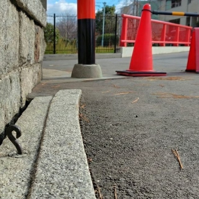 石垣の手前に敷石にしては位置も形も不自然な石が露出している