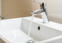 液体を捨て終わったらシンクや洗面台に成分が残らないよう、しっかりと水で流すのがポイント※画像はイメージです（290712/stock.adobe.com）