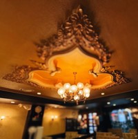歴史を感じさせるあたたかな色の照明（珈琲王城の公式Xから）