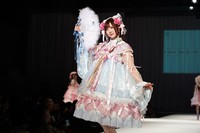 ランウエーを歩くすみれおじさん＝ヒカリエホール（撮影・高石航平）