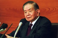 2001年3月に導入した量的緩和政策の拡大を決めた後に記者会見する日本銀行の速水優総裁