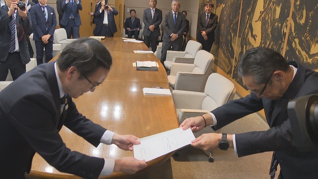 高松商工会議所の綾田裕次郎会頭らが池田知事に提言書を提出　香川県庁