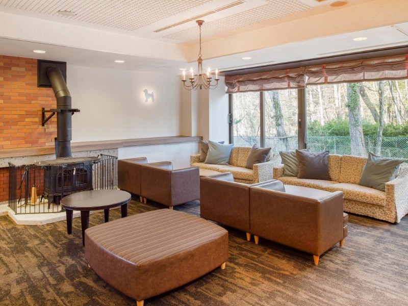 薪ストーブのある落ち着いた雰囲気のラウンジでくつろげる