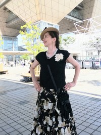 黒のトップスと花柄スカートを合わせた、あすかさんの別日の装い／あすかさん（@asukawwide1225）提供