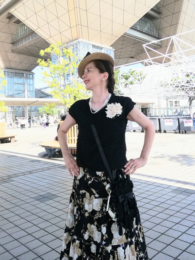 黒のトップスと花柄スカートを合わせた、あすかさんの別日の装い／あすかさん（@asukawwide1225）提供