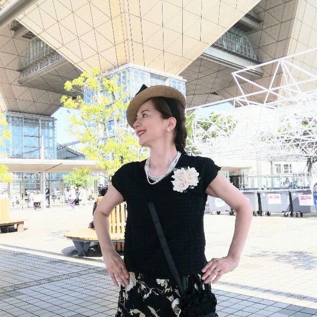 黒のトップスと花柄スカートを合わせた、あすかさんの別日の装い／あすかさん（@asukawwide1225）提供