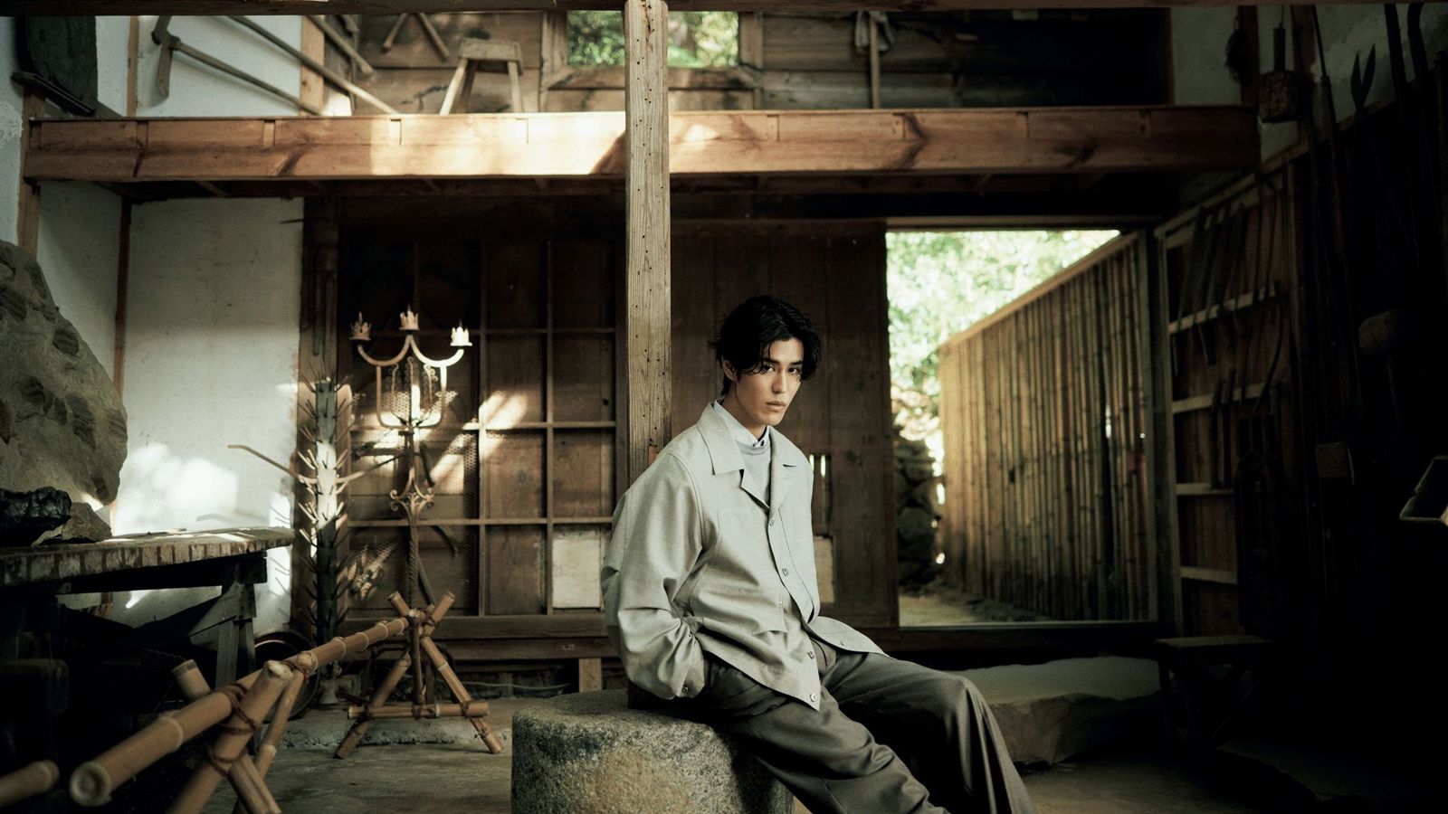 寛一郎、悠久を想う海辺。【後編】<br>─ポルシェ 911 カレラで、アートの起源を巡る旅へ─