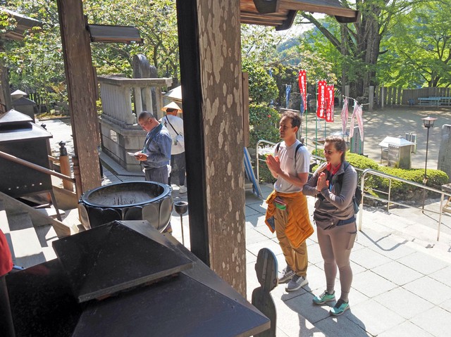 第８８番札所大窪寺を参拝する外国人遍路