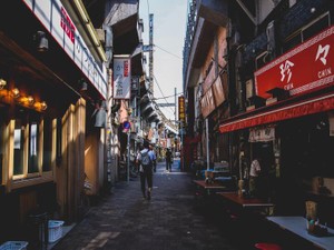 母が作ったおにぎりを捨てた。裏切って食べた焼きそばの思い出
