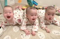 にぃにがあやしてくれてニッコニコの笑顔（提供：@tripletpapa3さん）

