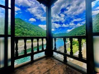 窓の外には、豊かな球磨川の風景が