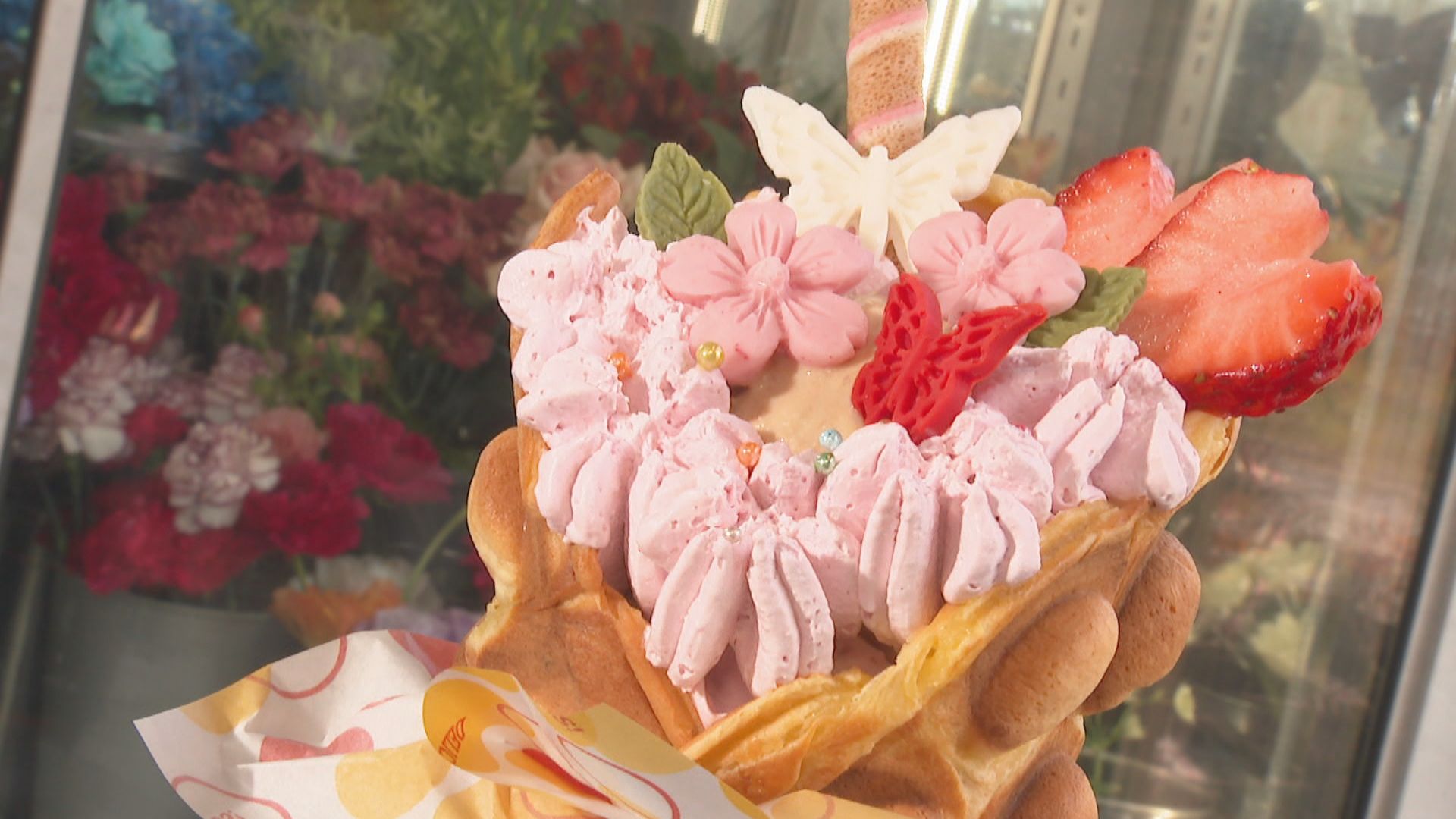 お花屋さんの春限定スイーツ 外カリ中モチ！桜クリームたっぷりの