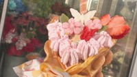 お花屋さんの春限定スイーツ　外カリ中モチ！桜クリームたっぷりのパッフル　香川【ほっとマルシェ】